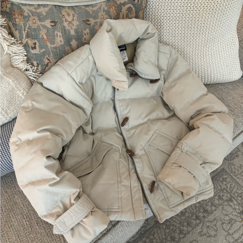 Patagonia puffer coat with brown buttons
